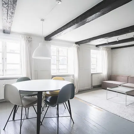 Charming 2-br Duplex In A Location - 165